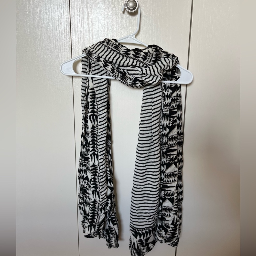 Stella & Dot black and white scarf